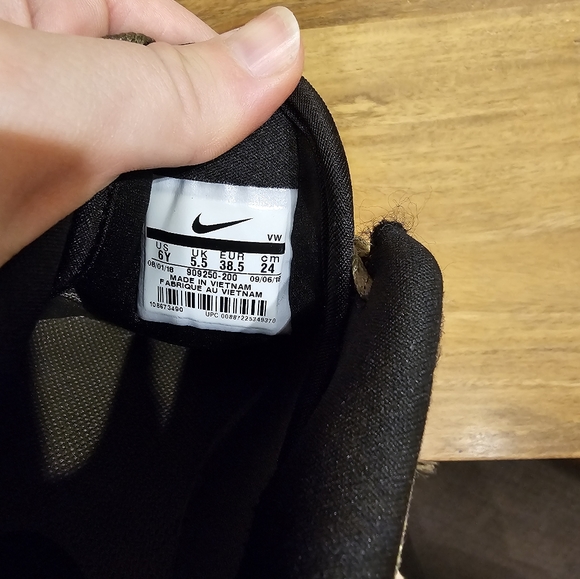 Women khaki Nike golf shoes - Picture 3 of 4